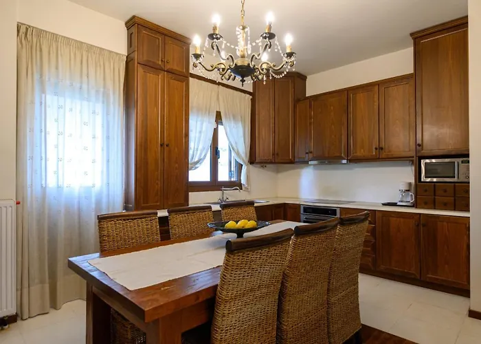 Casa Constantine Spacious Family And Friends Oasis With Pool, 10 Min From Kalamata *